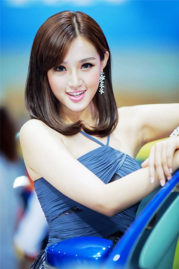 甜美车模性感迷人写真-6