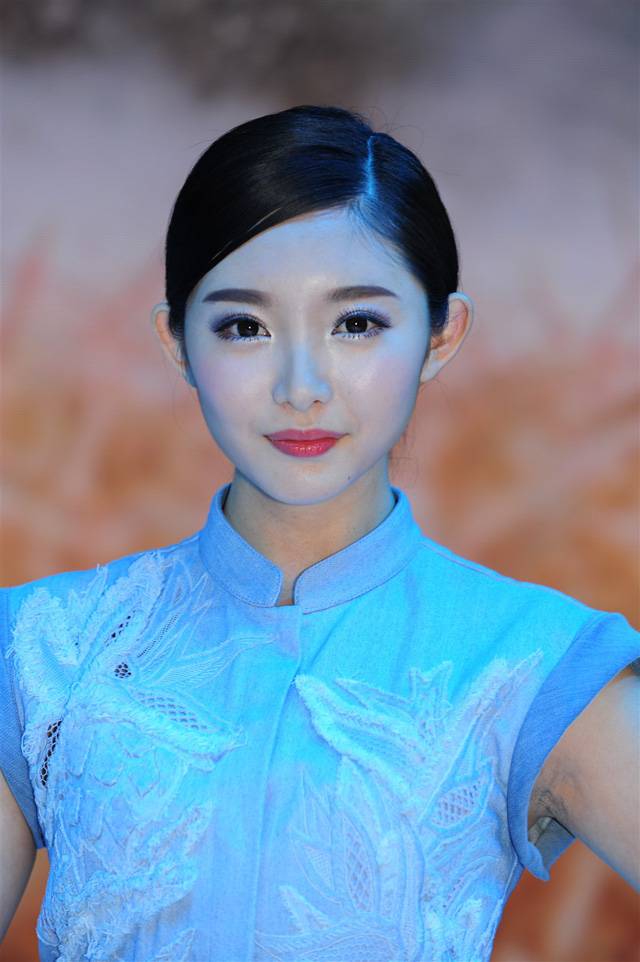 小清新美女车模紧身诱惑-4