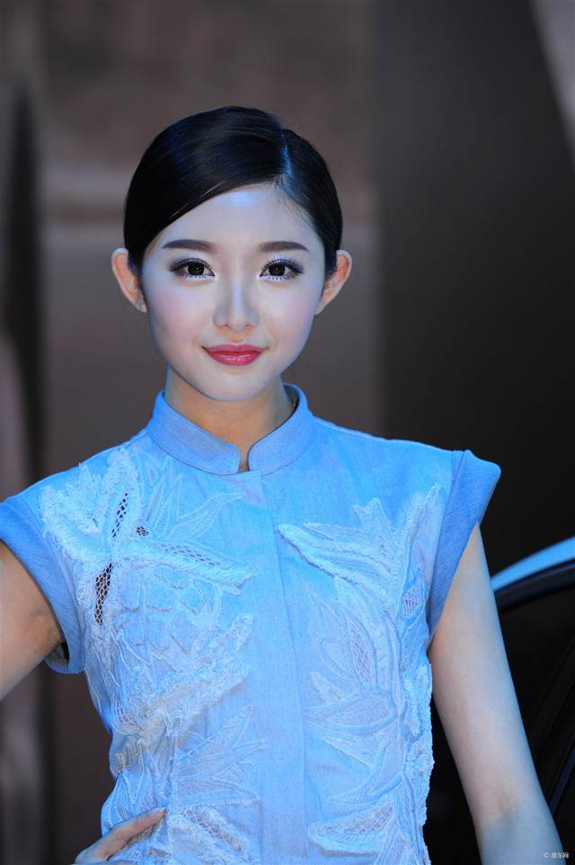 小清新美女车模紧身诱惑-7