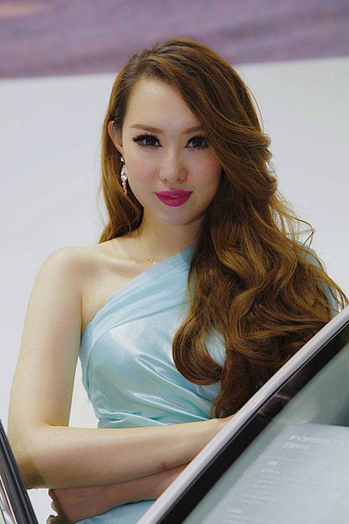 展台上的风姿卓越的性感模特-5