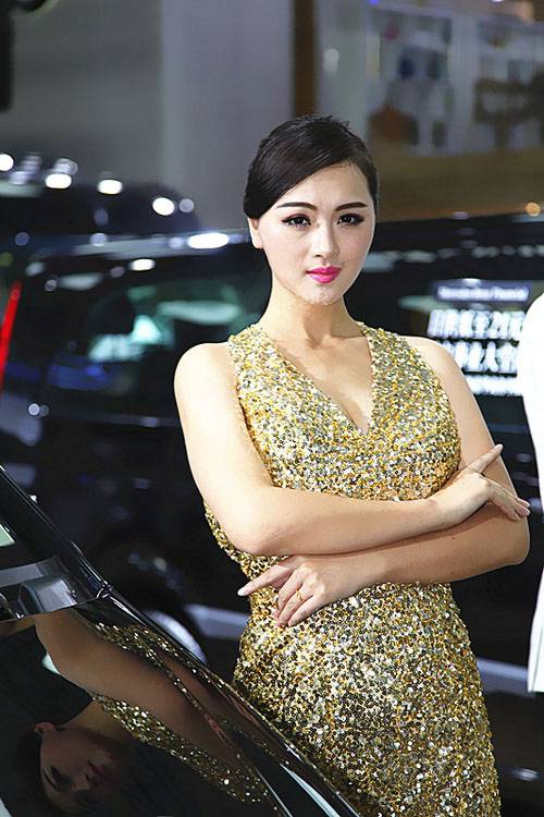 展台上的风姿卓越的性感模特-6