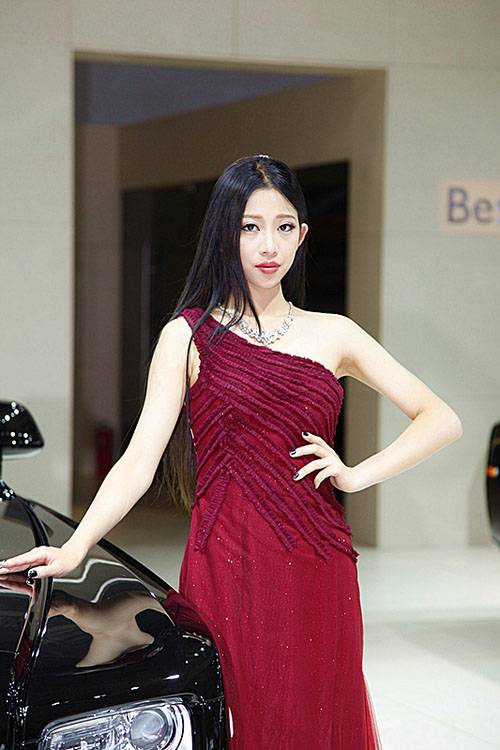 展台上的风姿卓越的性感模特-7