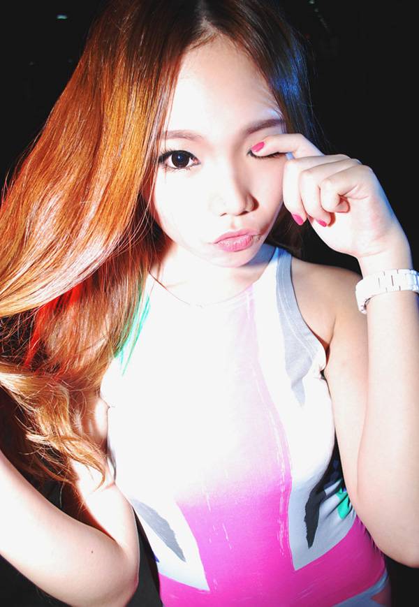 90后可爱嫩模夜景迷人写真-10