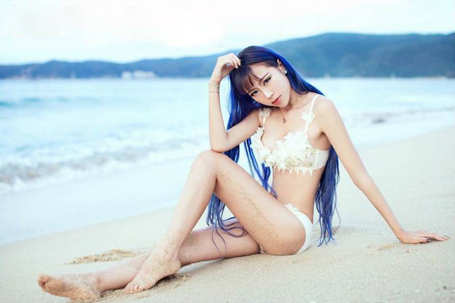 比基尼美女性感美乳诱惑