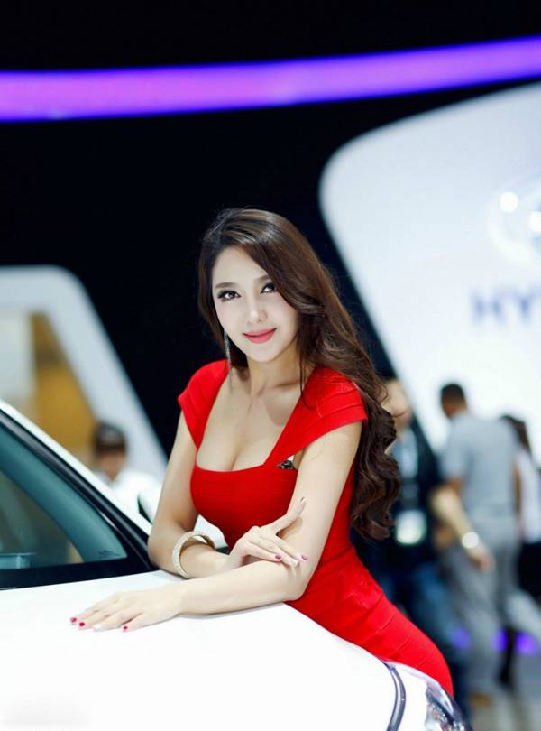 巨乳车模性感红唇迷人诱惑写真-2