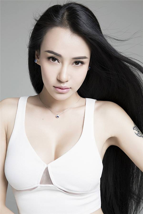 美女模特完美身材美腿性感写真-2