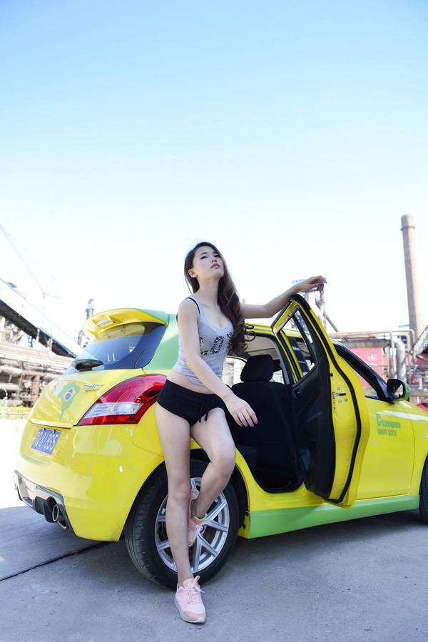 美女车模薇薇美腿写真-8