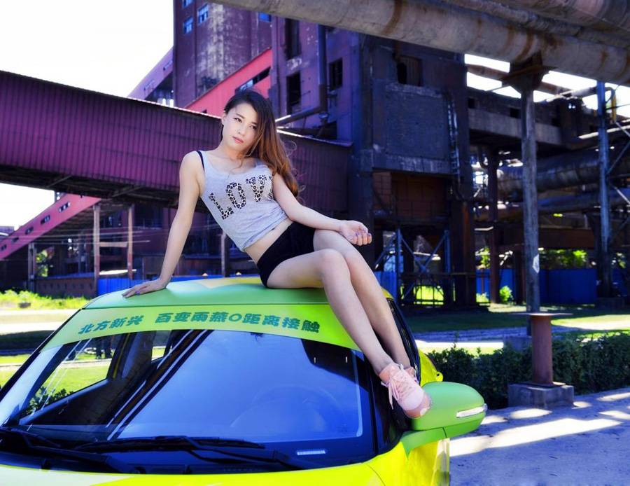 美女车模薇薇美腿写真-9