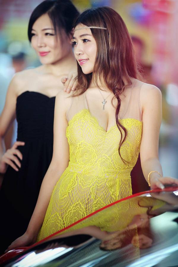 美女车模低胸迷人写真