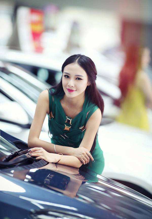 美女车模低胸迷人写真-2