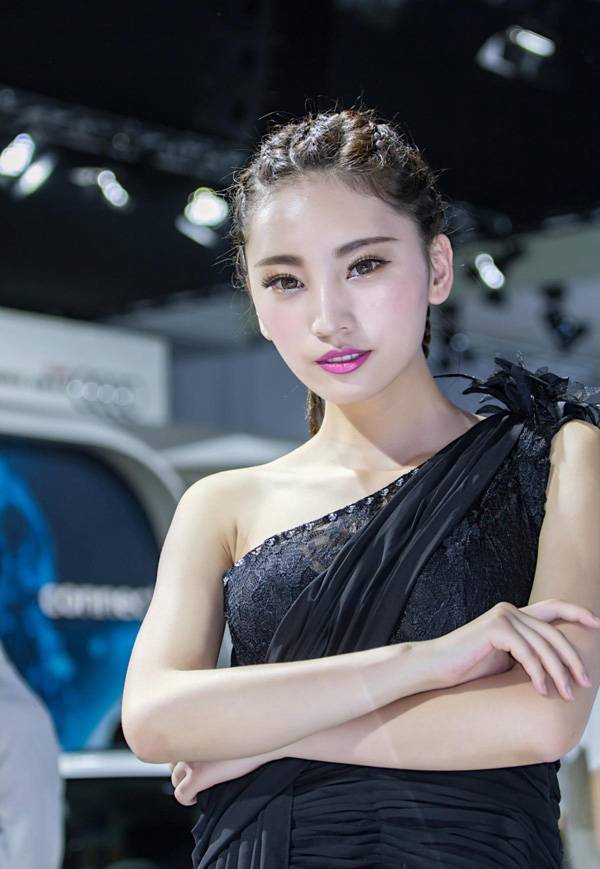 美女车模低胸迷人写真-7