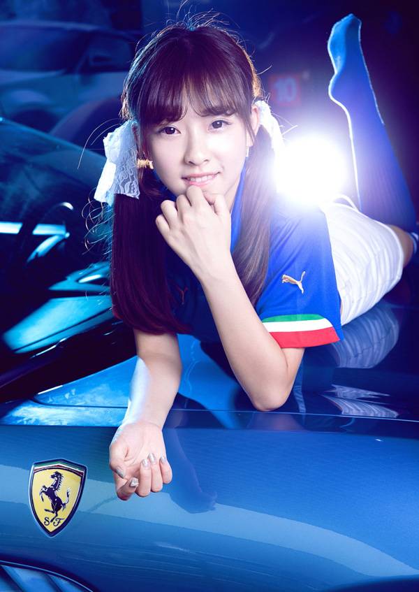 清纯小美女撒娇法拉利-4