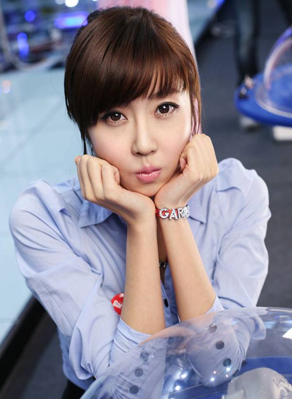 可爱车模迷人制服性感写真