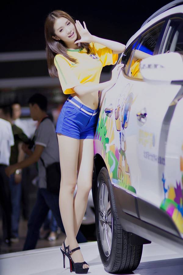 车模抹胸性感迷人