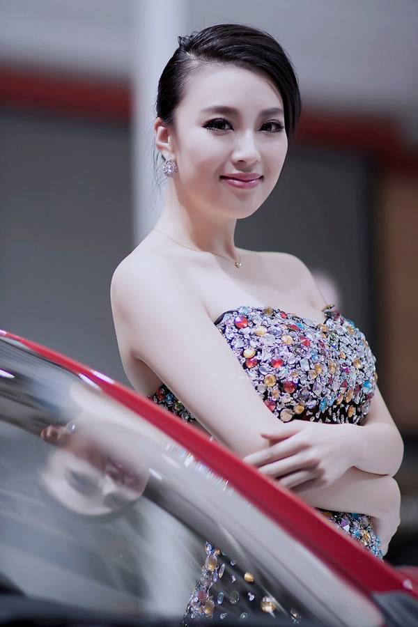 车模抹胸性感迷人-4