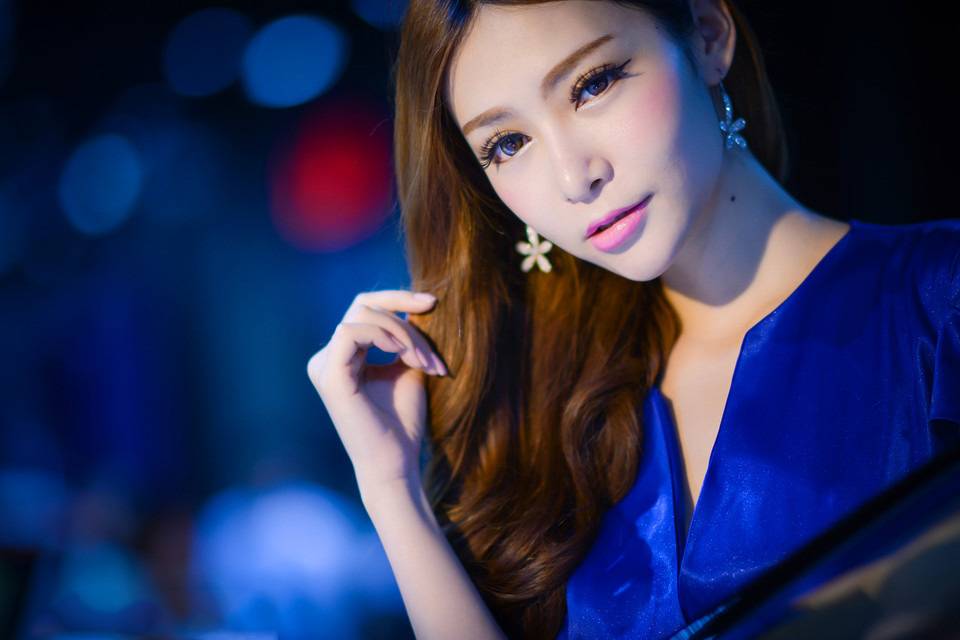 高清靓丽车模细致写真