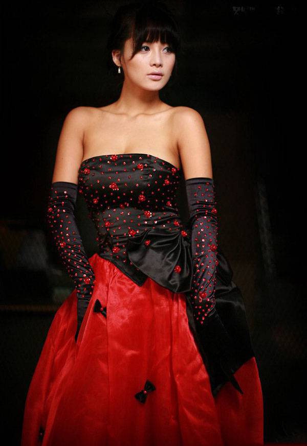 韩国美模林智慧高贵红裙装完美搭配