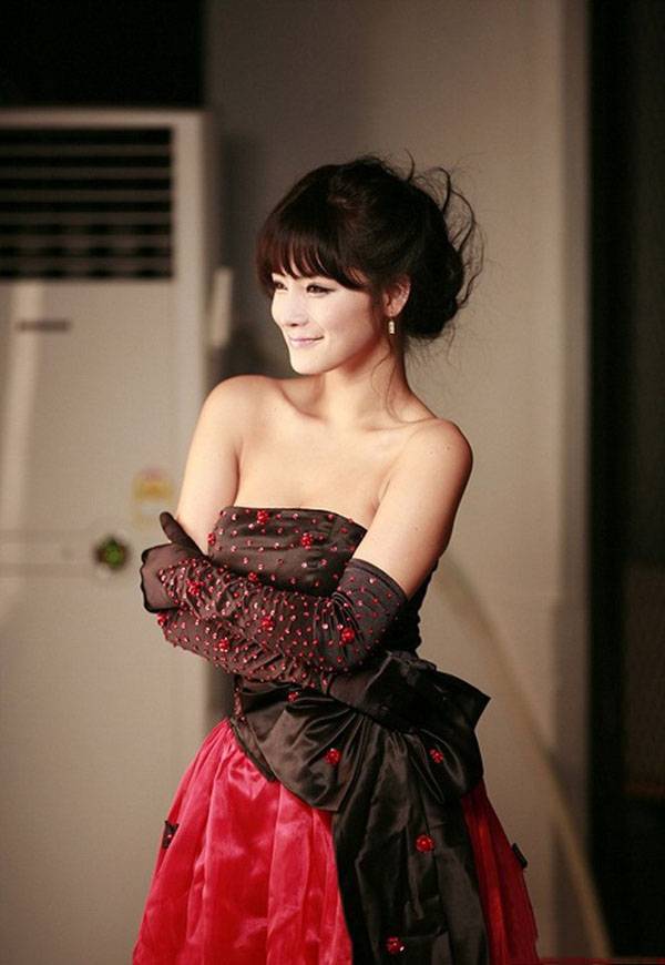 韩国美模林智慧高贵红裙装完美搭配-7