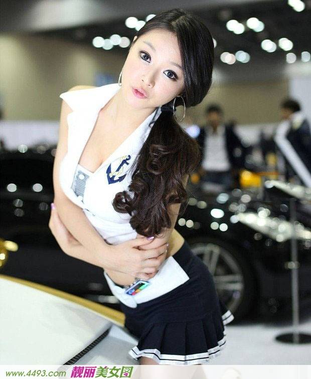 高清性感美女卖萌诱惑车模-2