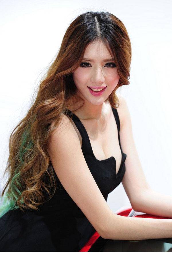 一套凸显身材的黑色礼服性感车模-9