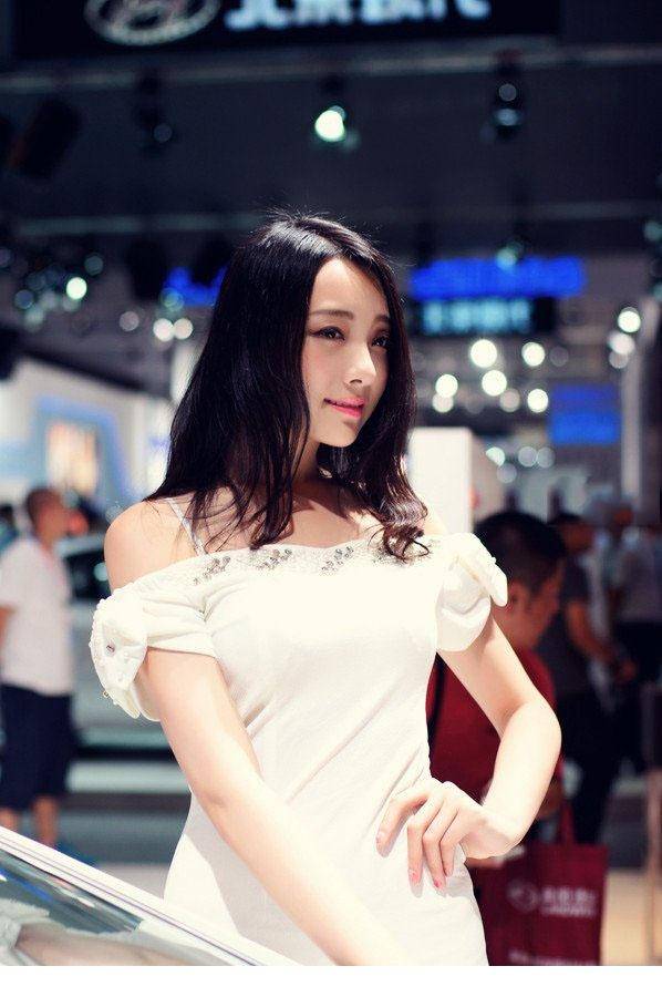 2013青岛国际车展清秀美模-4
