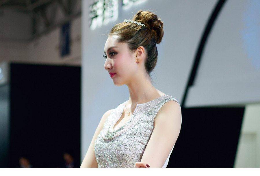 2013青岛国际车展清秀美模-5