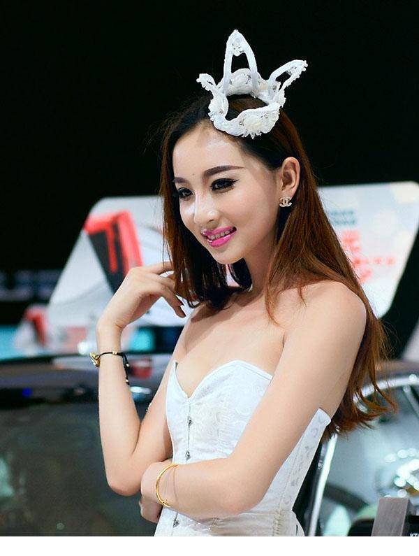 2013青岛国际车展清秀美模-8