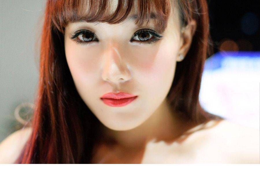 2013青岛国际车展清秀美模-9