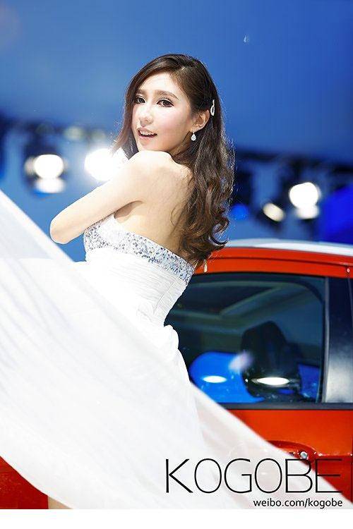 车展上的美女动若脱兔-5