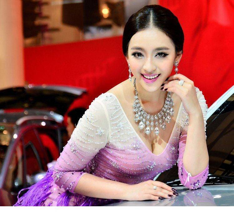 美丽大方女神曹阳降临车展-3