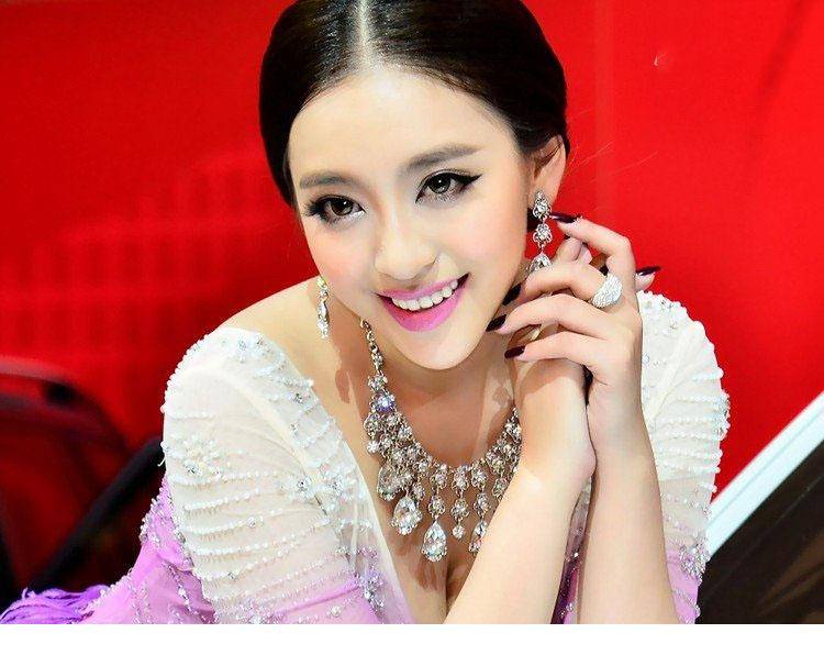 美丽大方女神曹阳降临车展-5