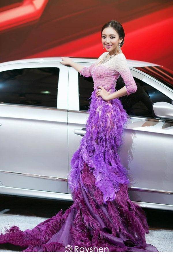 美丽大方女神曹阳降临车展-7