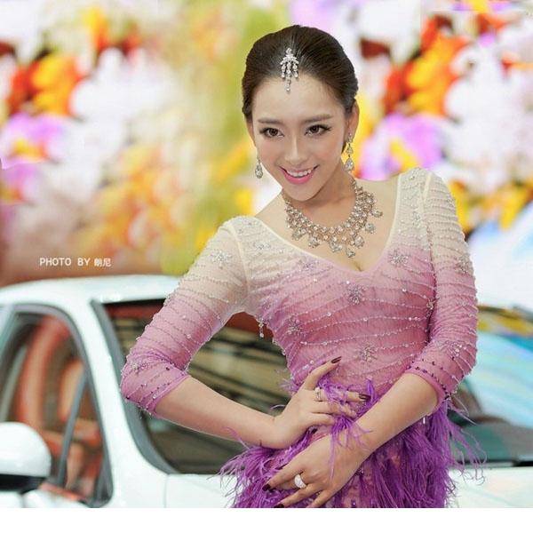 美丽大方女神曹阳降临车展-8