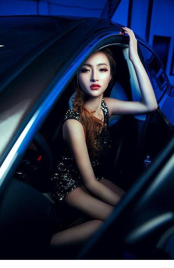 靓丽美模闪亮齐B小短裙