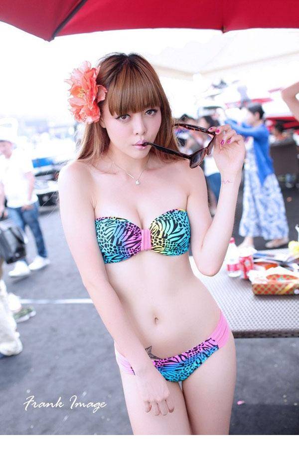 性感高清美女爆乳车模自拍