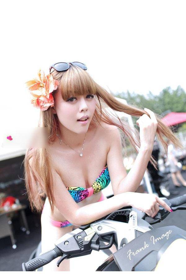 性感高清美女爆乳车模自拍-6