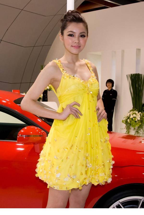 女王安心亚化身车模-3