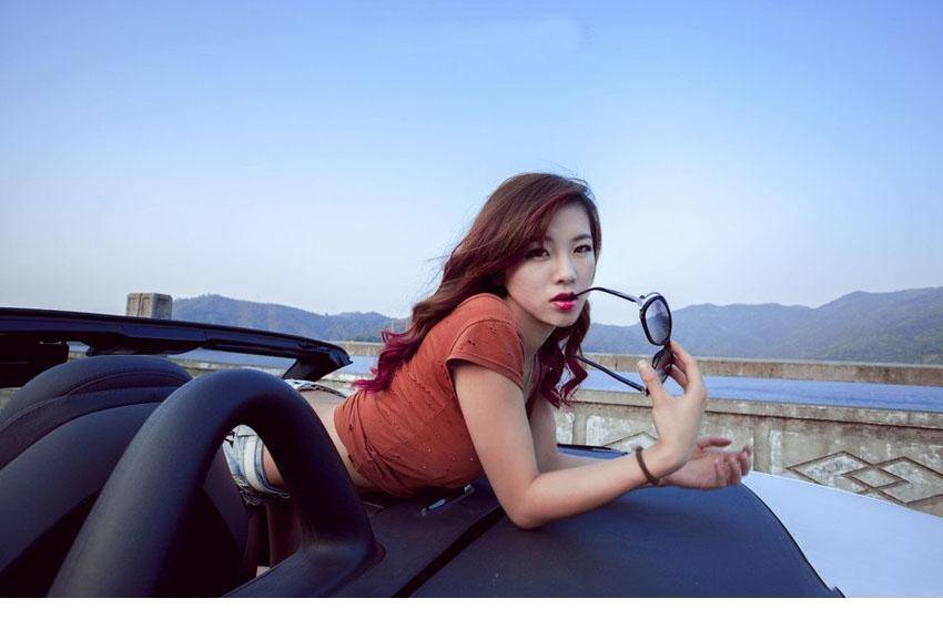 搔首弄姿性感撩人的郊外车模美女