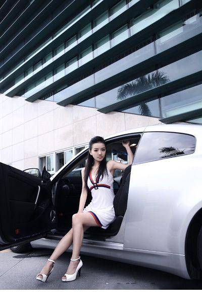 清秀性感的车模