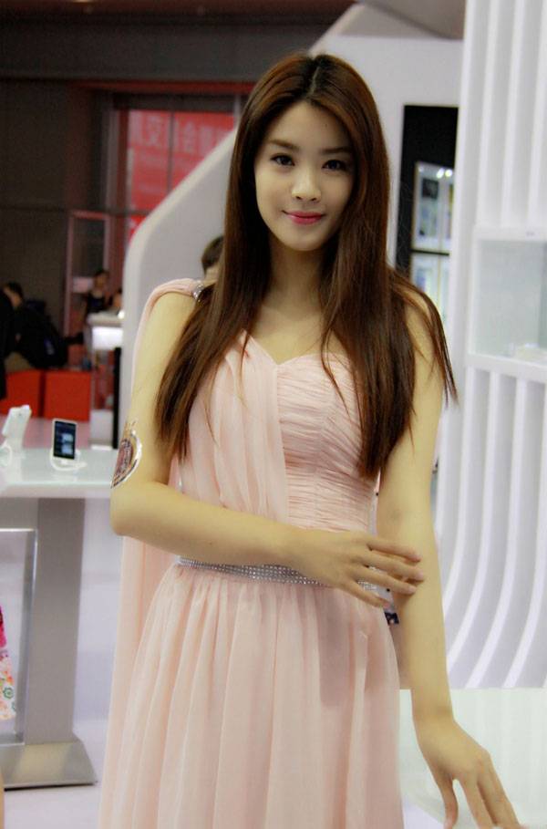 美艳模特长裙飘逸