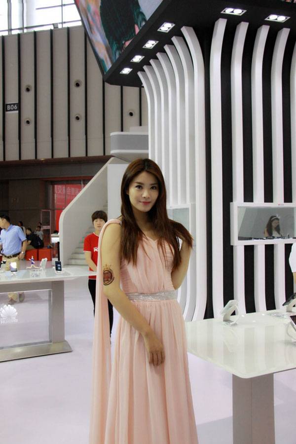 美艳模特长裙飘逸-9