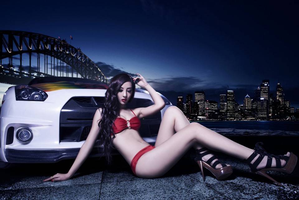 性感车模红色迷情尼桑GTR-5