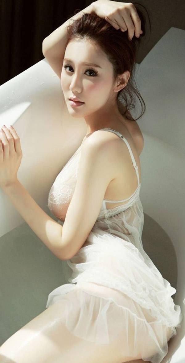 性感足球宝贝浴缸湿身写真