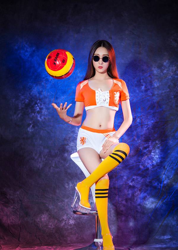 模特酥胸性感诱惑写真