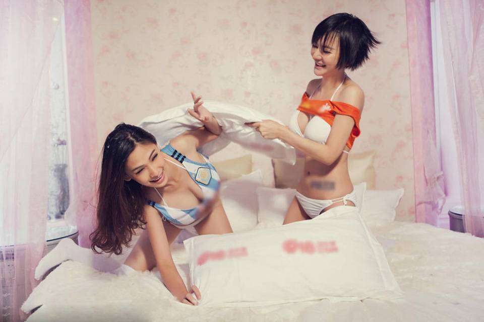 荷阿之战的另类舞台 美女宝贝床上性感大战-8