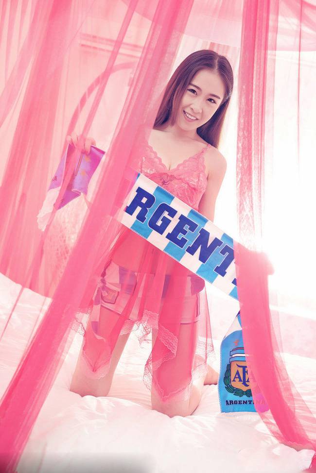 宝贝蕾丝睡衣拍床照挺阿根廷 献媚梅西-4