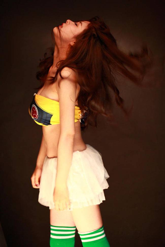 性感足球宝贝玩转足球写真-2