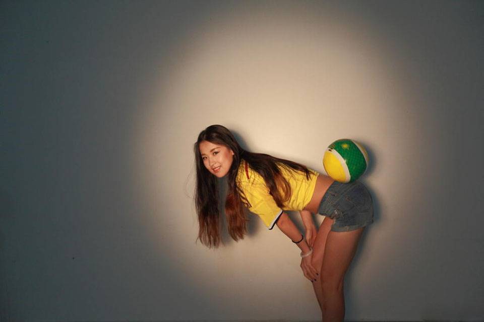 性感足球宝贝玩转足球写真-3