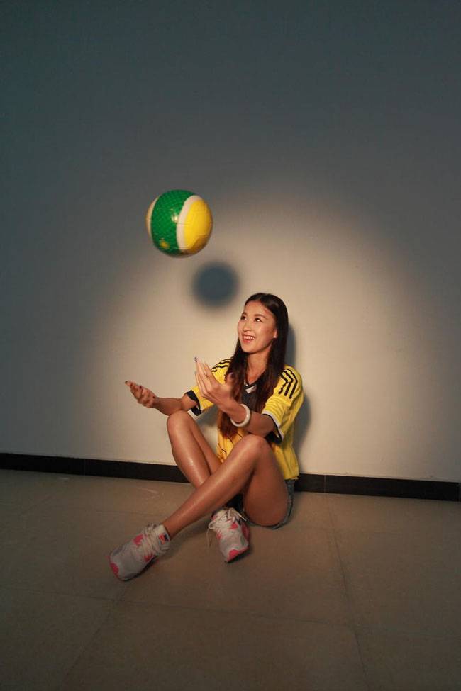 性感足球宝贝玩转足球写真-5