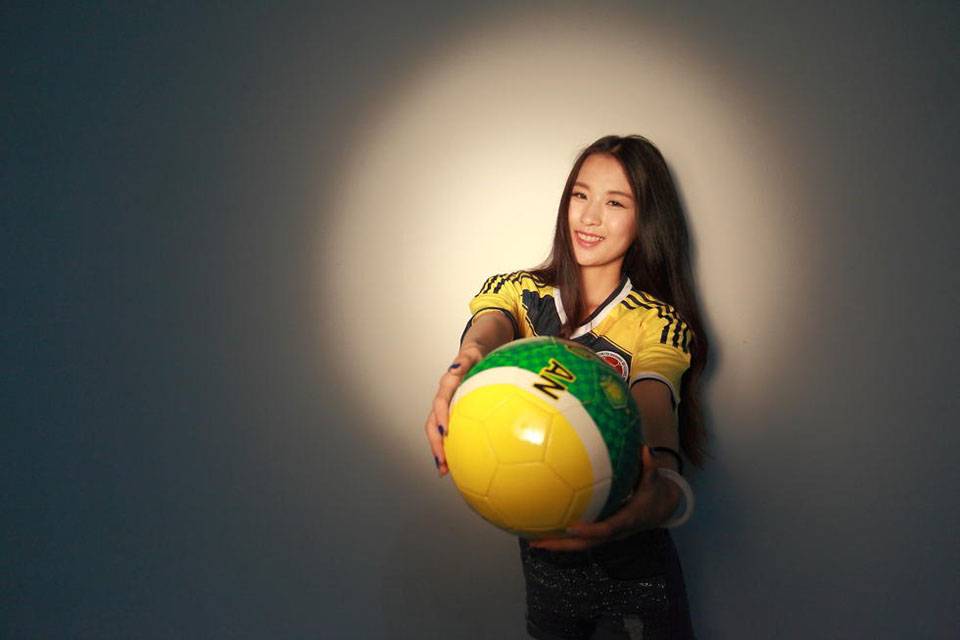 性感足球宝贝玩转足球写真-9